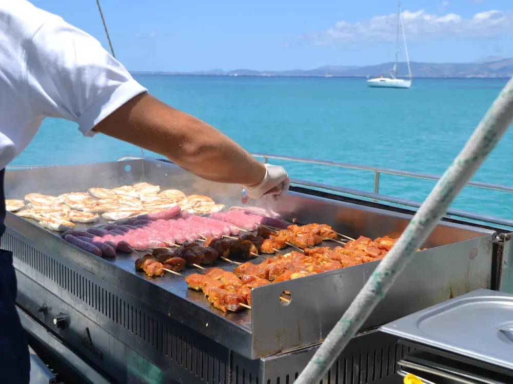 Barbecue BBQ auf dem Katamaran - Incentives auf Mallorca mit Lifexperiences
