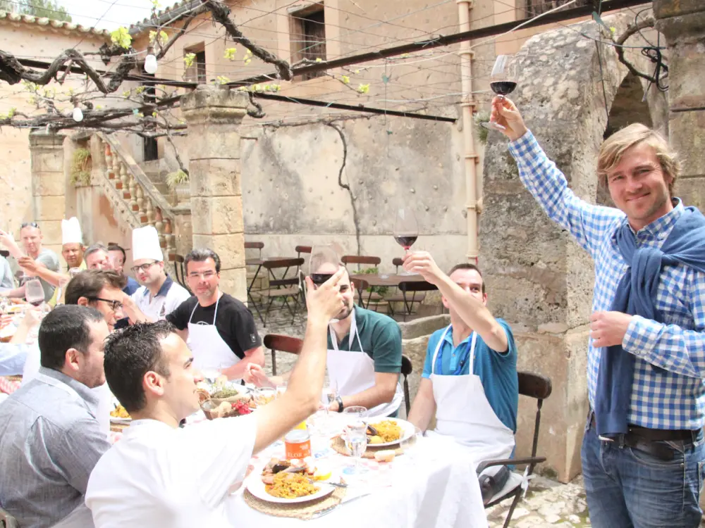 Anstossen auf ein gemeinsames Paella Kochen Incentive auf Mallorca