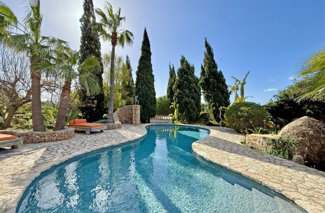 Luxury-Stay-Mallorca-Finca-Estate-Pool-2.jpg