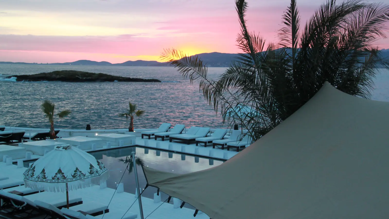 LifeXperiences Stretch Tents  in Purobeach Club