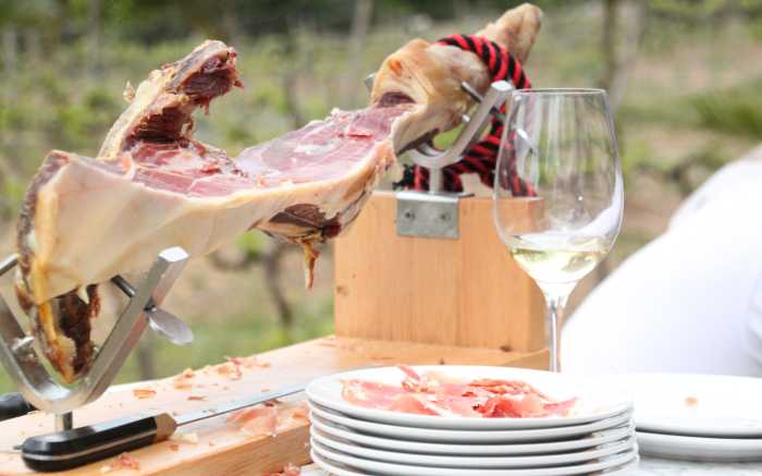 Serrano Schinken und Weinprobe im Weinanbaugebiet Santa Catarina für unser Incentive auf Mallorca