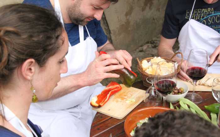 Gemeinsames Zubereiten einer traditionellen Paella beim Incentive auf Mallorca